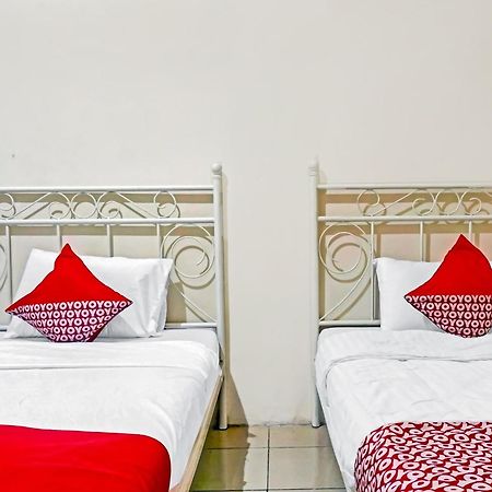 Oyo 90689 Lily House Hotel Tangerang Luaran gambar