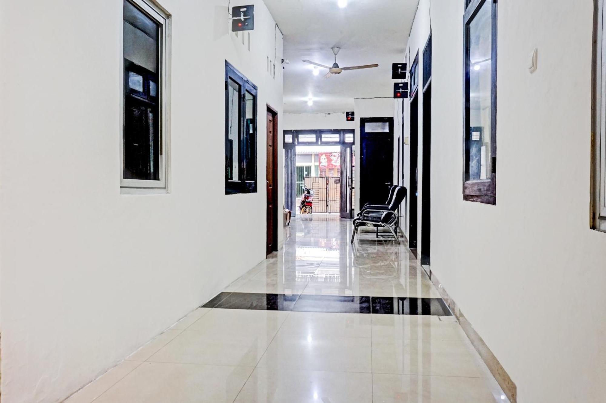 Oyo 90689 Lily House Hotel Tangerang Luaran gambar