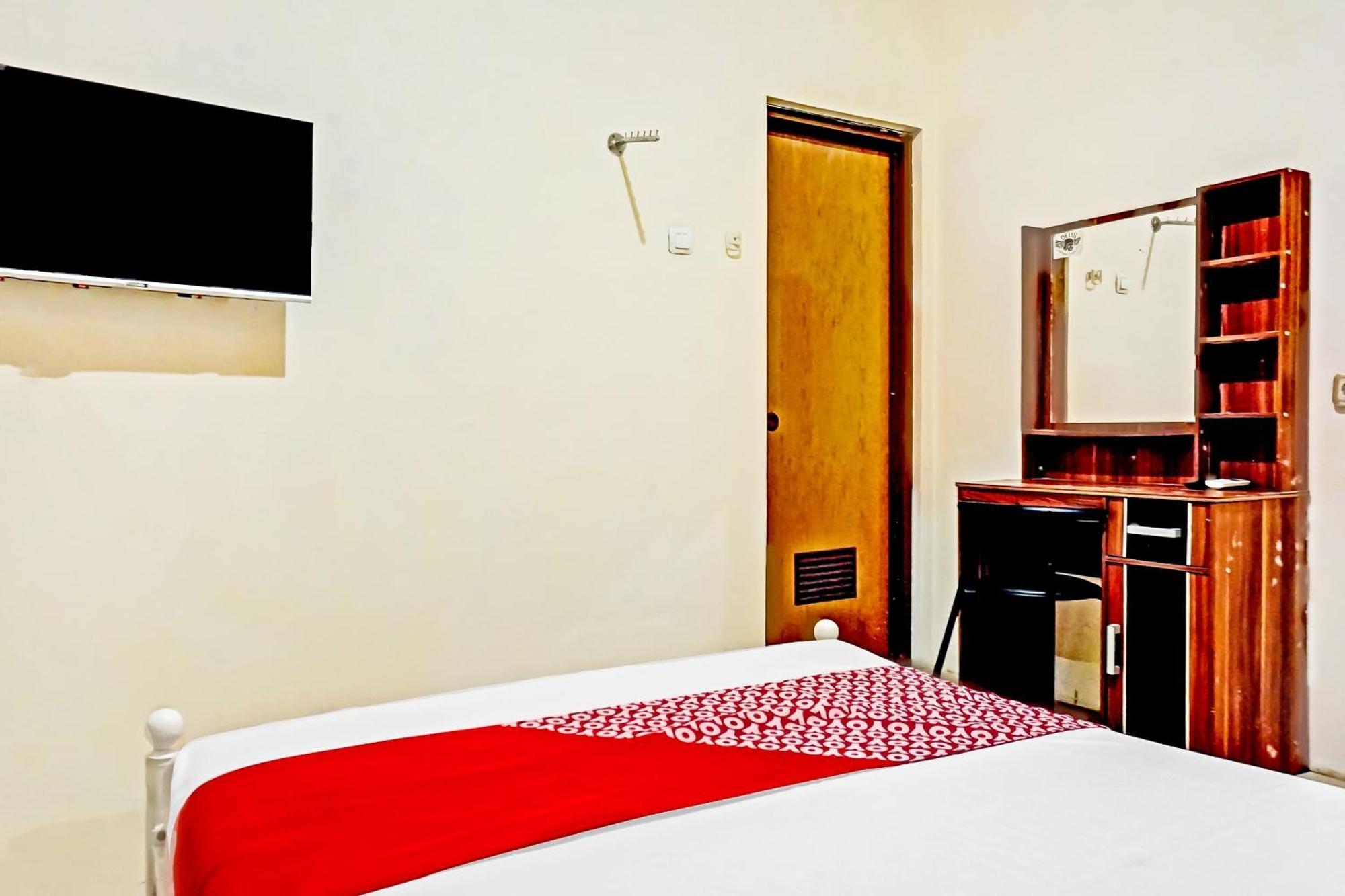 Oyo 90689 Lily House Hotel Tangerang Luaran gambar