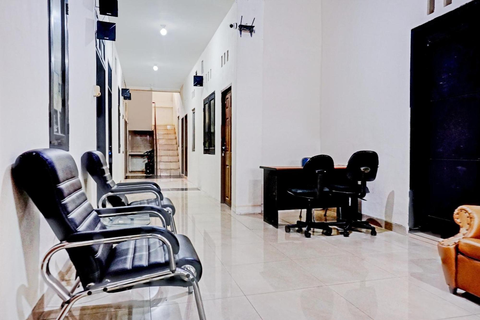 Oyo 90689 Lily House Hotel Tangerang Luaran gambar