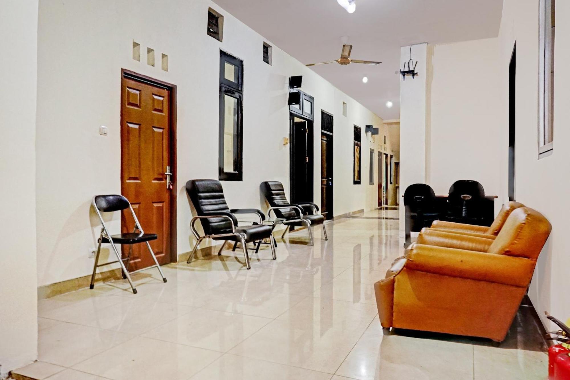 Oyo 90689 Lily House Hotel Tangerang Luaran gambar