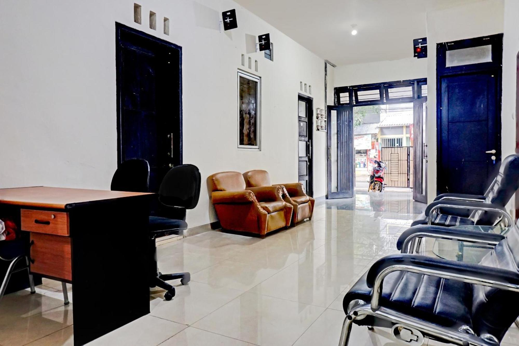 Oyo 90689 Lily House Hotel Tangerang Luaran gambar